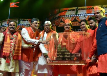 निमित्त महाआरतीचे, शक्ती प्रदर्शन मानकरांचे! वेध लोकसभेचे