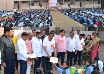 पुण्यात चित्रकला स्पर्धेचे आयोजन; दीपक मानकरांनी गायला पोवाडा