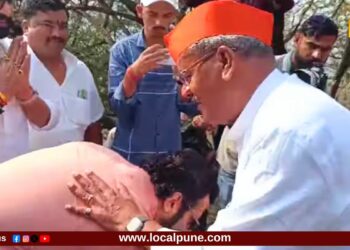 Lok Sabha Election | “शिवसंस्कार हाच आमचा पिंड” म्हणत अमोल कोल्हे आढळराव पाटलांच्या पाया पडले