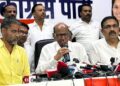 शरद पवारांच्या मंचावर आले पण प्रवेश टाळला; निलेश लंकेंना नेमकी भीती कशाची?