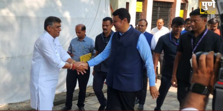 धंगेकरांना आणखी एक धक्का, काँग्रेसचे निष्ठावान आबा बागुल फडणवीसांच्या भेटीला; नेमकं घडलं काय?