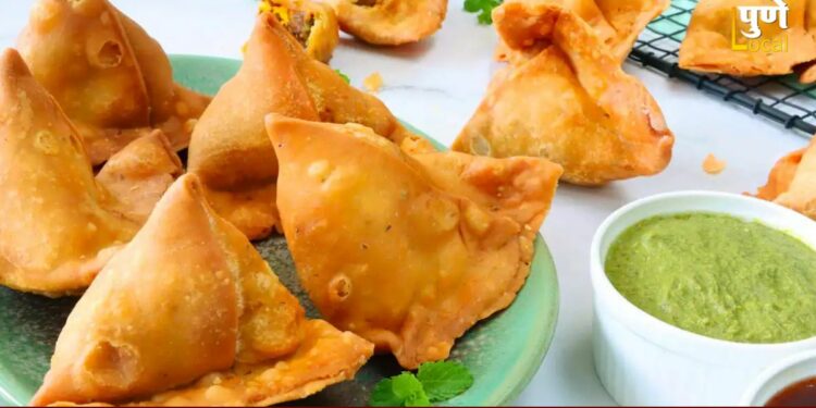 ऐकावं ते नवलंच! समोस्यात बटाटा नाही तर निघालं कंडोम, दगड आणि तंबाखू; काटा काढण्यासाठी केला किळसवाणा प्रकार