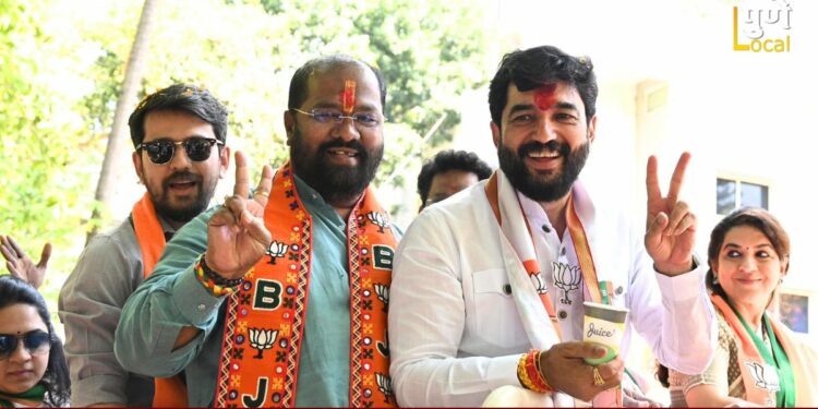 कसब्यात मोहोळांच्या बाईक रॅलीला मोठी गर्दी! नागरिकांकडून फुलांची उधळण करत स्वागत