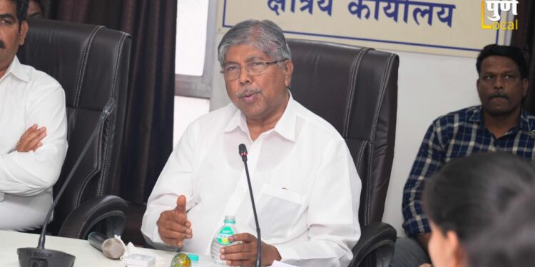 चंद्रकांत पाटलांकडून पावसाळापूर्व कामांचा आढावा; ‘ही’ कामे पूर्ण करण्याच्या अधिकाऱ्यांना सूचना