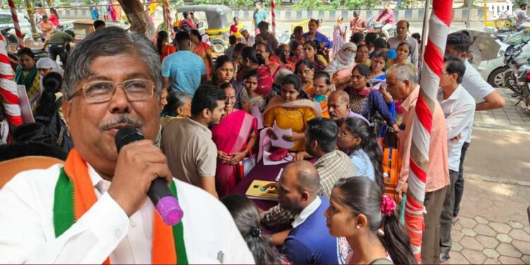 ‘मुख्यमंत्री लाडकी बहीण योजने’साठी चंद्रकांत पाटलांकडून कोथरुडमध्ये विशेष मदत कक्ष; महिलांचा उत्स्फूर्त प्रतिसाद