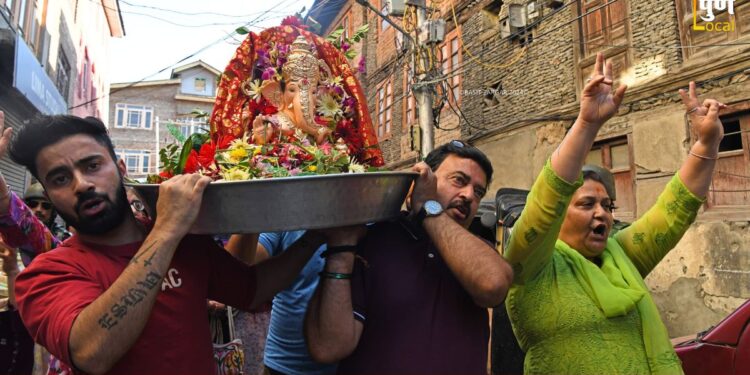 Ganesh Festival: काश्मीरमधील बाप्पाला भव्य विसर्जन मिरवणुकीने भावपूर्ण निरोप