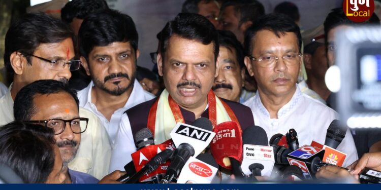 मुख्यमंत्री फडणवीस पुणे दौऱ्यावर; प्लास्टिक संकटाबाबत केली चिंता व्यक्त
