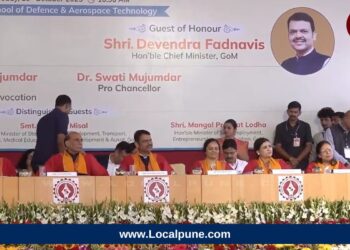 केंद्रीय संरक्षण मंत्री अन् मुख्यमंत्री फडणवीस ज्या मंचावर त्याच मंचाखाली गेला साप