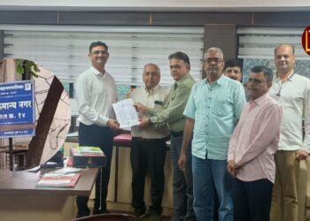 आम्हाला क्लस्टर डेव्हलपमेंटच हवी! लोकमान्य नगरच्या स्थानिकांचा पवित्रा; थेट घेतली म्हाडा अधिकाऱ्यांची भेट