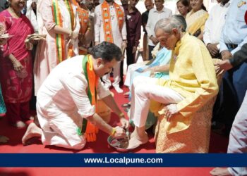 ज्येष्ठ कार्यकर्त्यांच्या पाद्यपूजन सोहळ्याने निवडणूक कचेरीचे अनोखे उद्घाटन