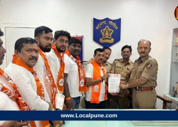 विषारी दारूने पुण्यात हाहकार! शिंदेंची शिवसेना झाली आक्रमक, पोलीस स्टेशन बाहेर ठिय्या आंदोलन